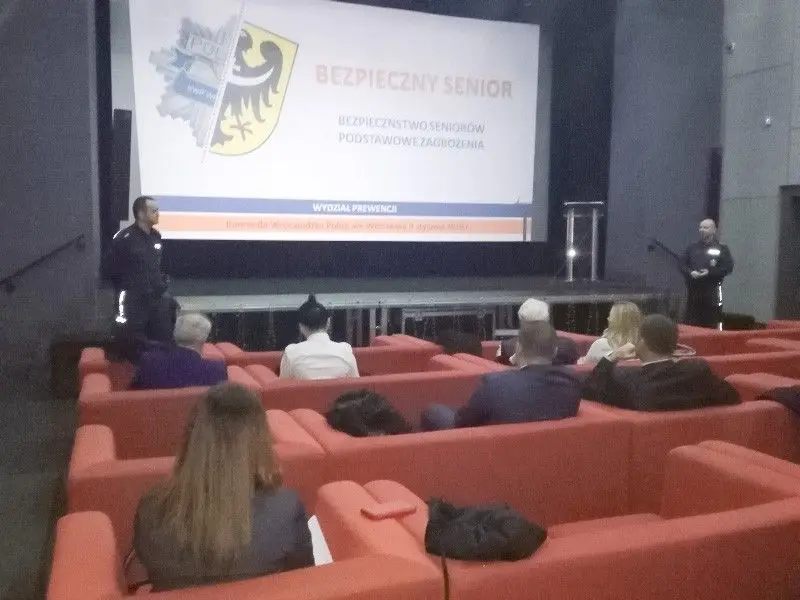 Seniorzy tracą oszczędności! Bankowcy na policyjnym szkoleniu