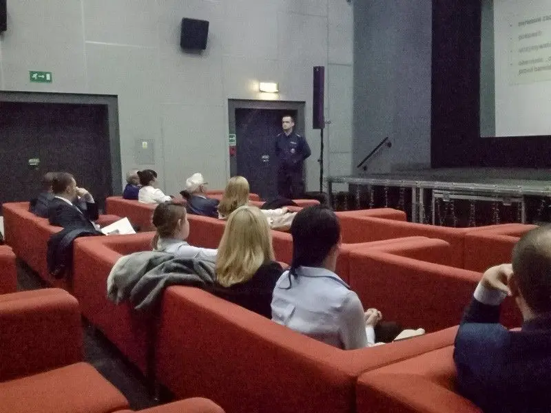 Seniorzy tracą oszczędności! Bankowcy na policyjnym szkoleniu