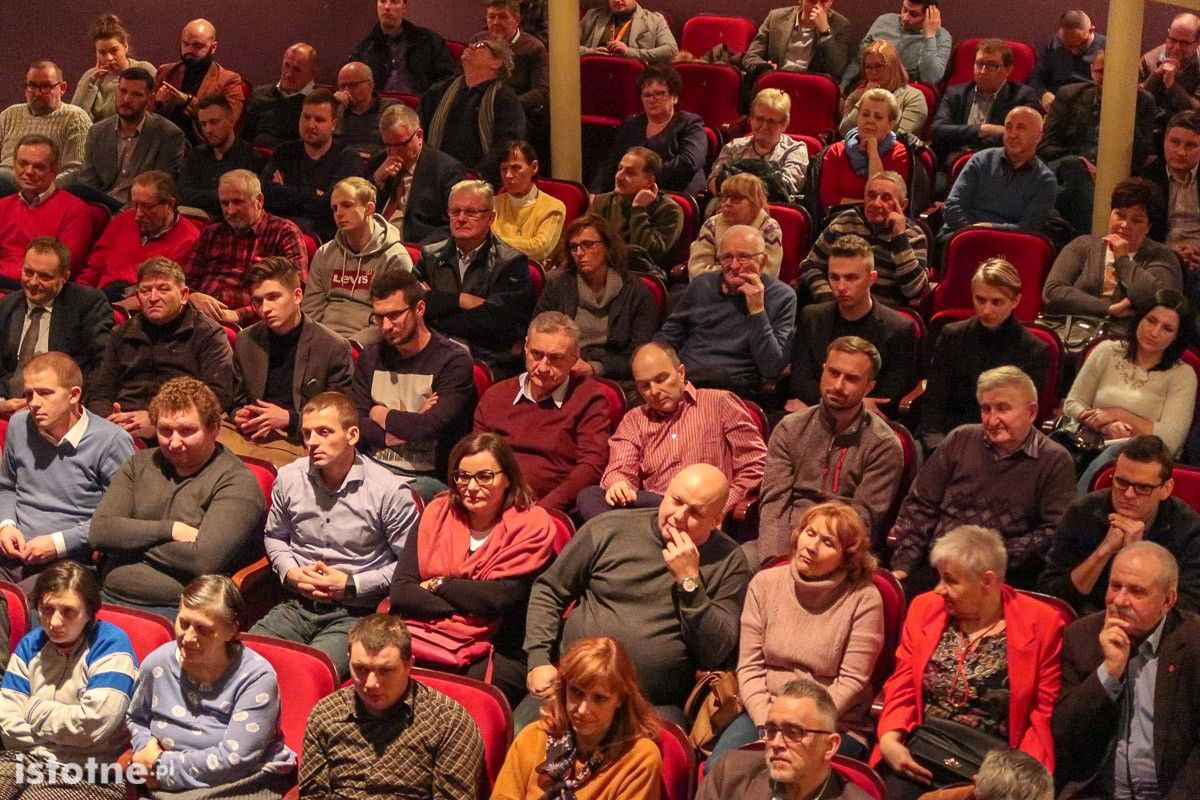 Uczestnicy spotkania z Robertem Gwiazdowskim w Bolesławcu