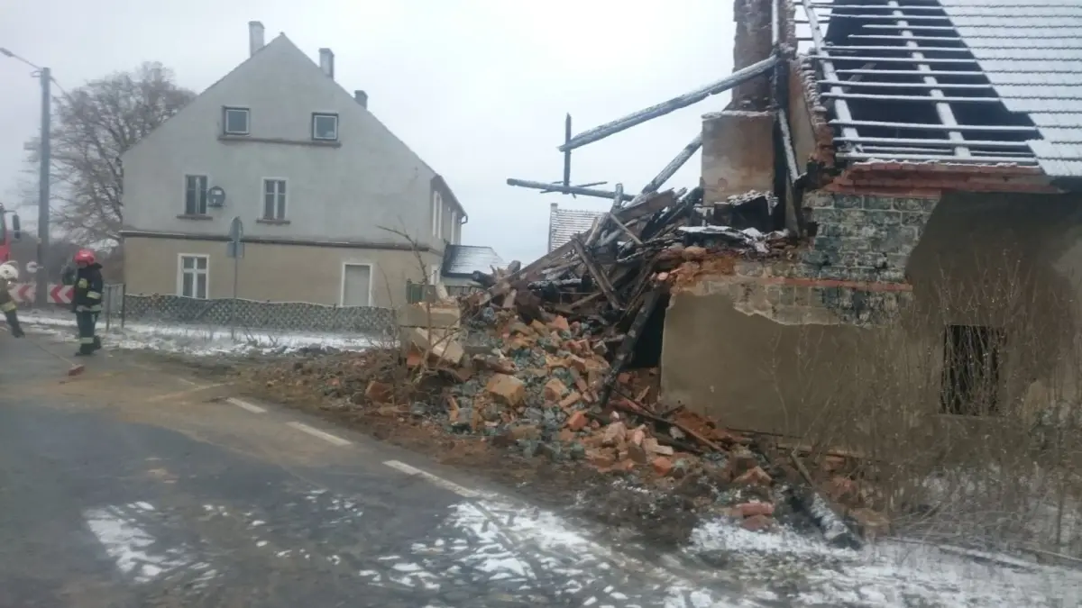 Katastrofa budowlana w Patoce. Runął zniszczony ogniem budynek