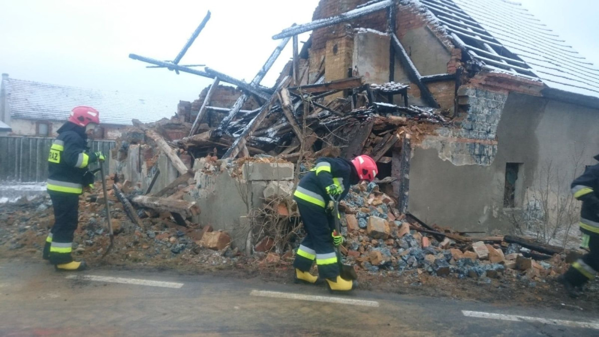 Katastrofa budowlana w Patoce. Runął zniszczony ogniem budynek