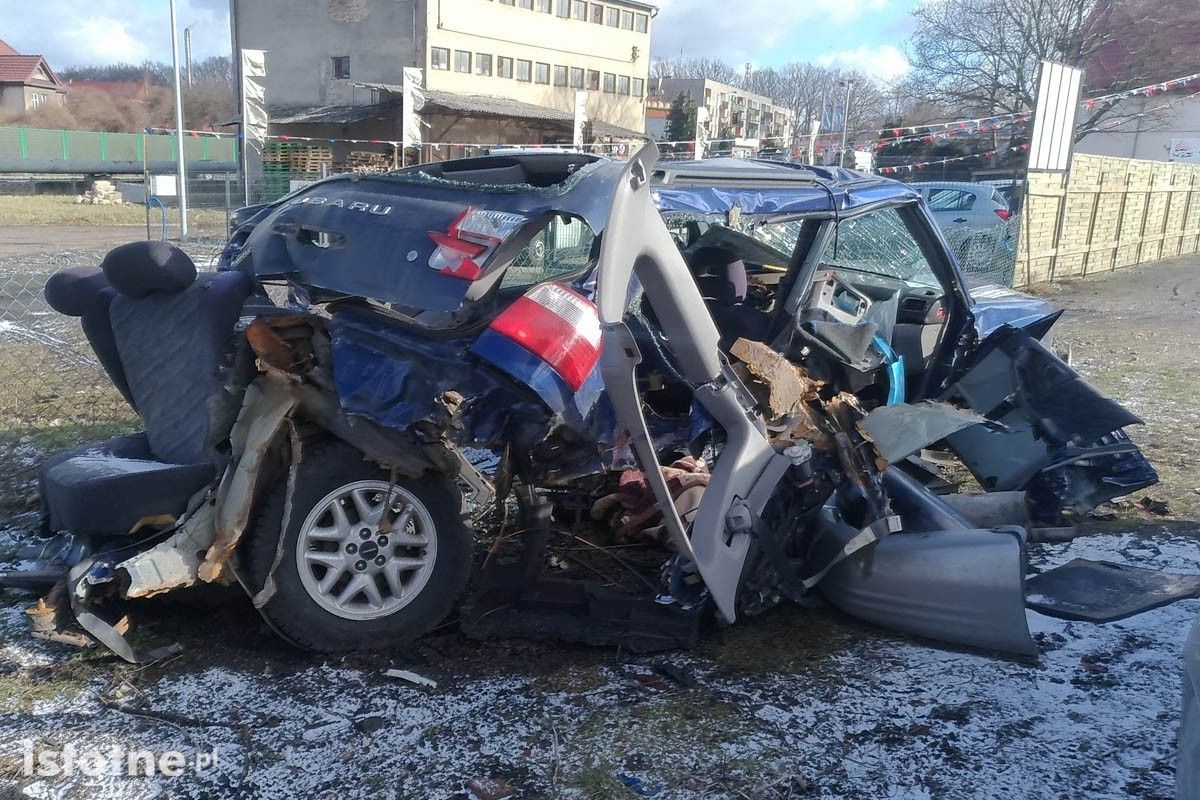 Subaru po wypadku koło Wykrot