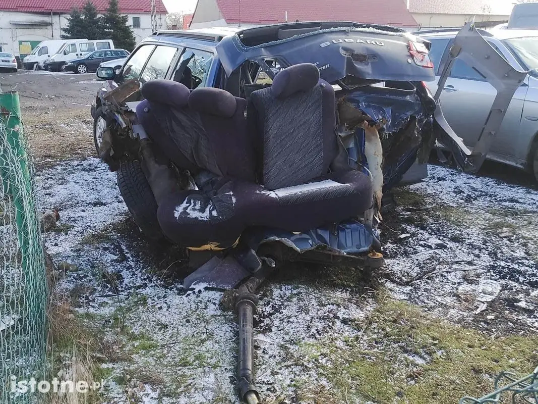 Subaru po wypadku koło Wykrot
