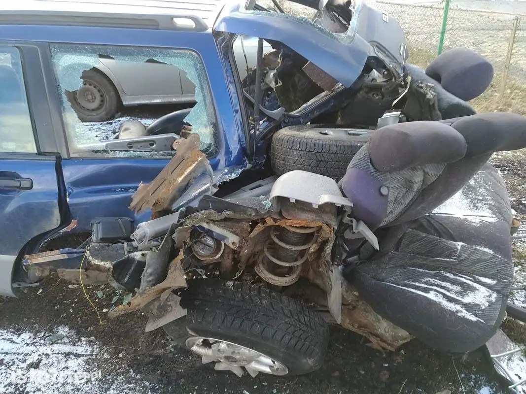 Subaru po wypadku koło Wykrot