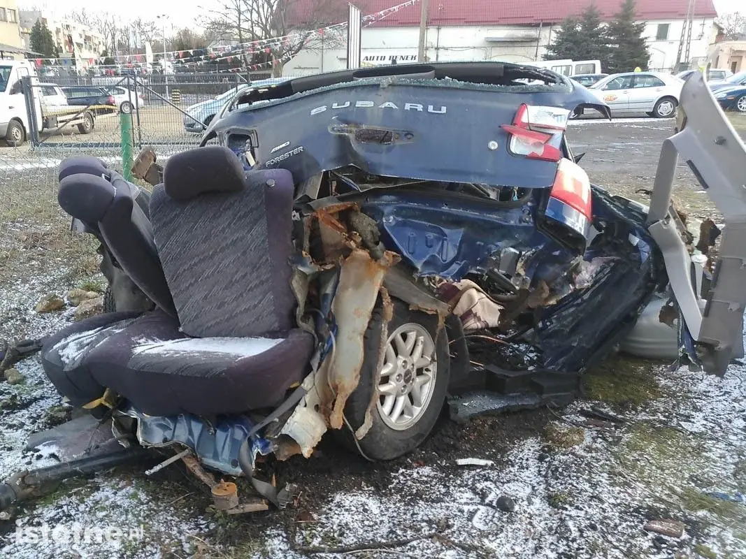 Subaru po wypadku koło Wykrot