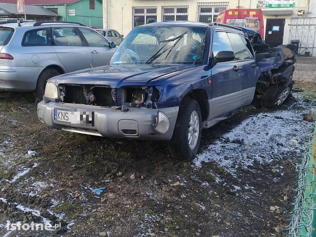 Subaru po wypadku koło Wykrot