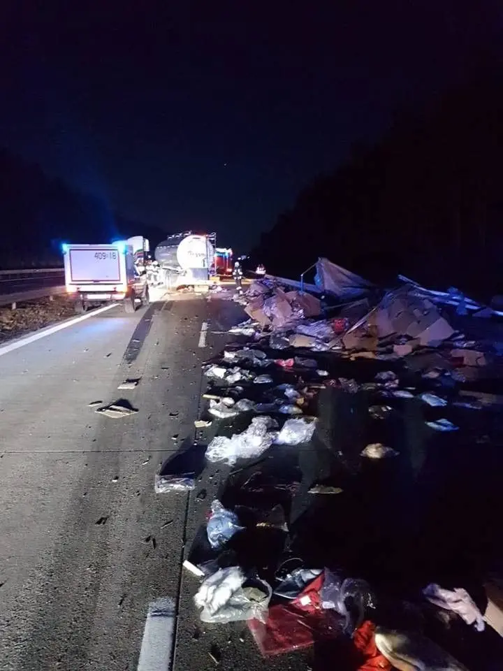 Zderzenie ciężarówki z busem na DK18