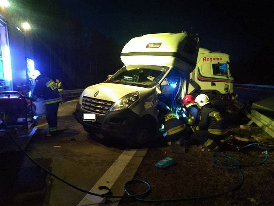 Zderzenie ciężarówki z busem na DK18