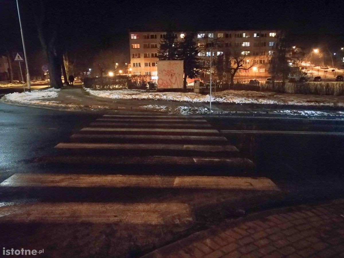 Słabo oświetlone pasy na krzyżówce Podgórna–Tyrankiewiczów. „Naprawdę strach”