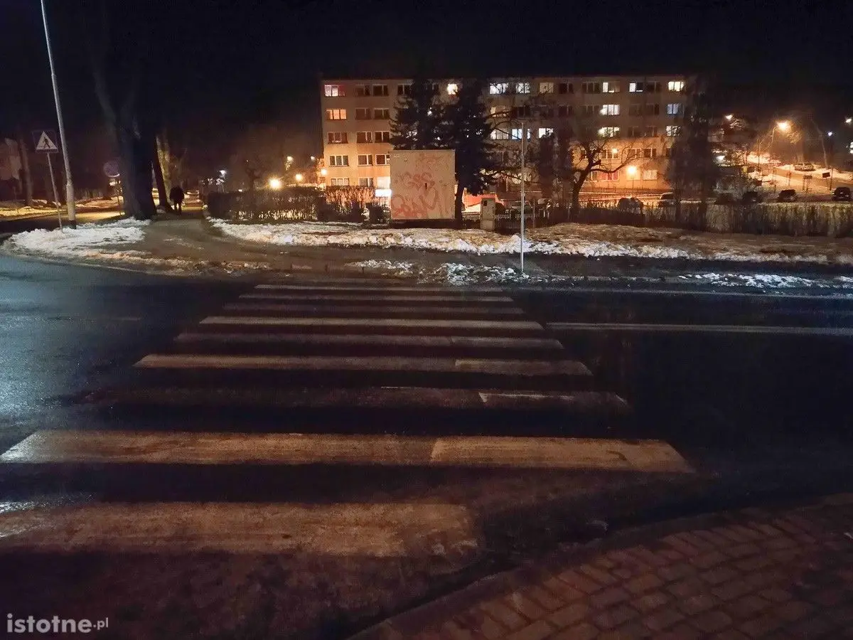 Słabo oświetlone pasy na krzyżówce Podgórna–Tyrankiewiczów. „Naprawdę strach”