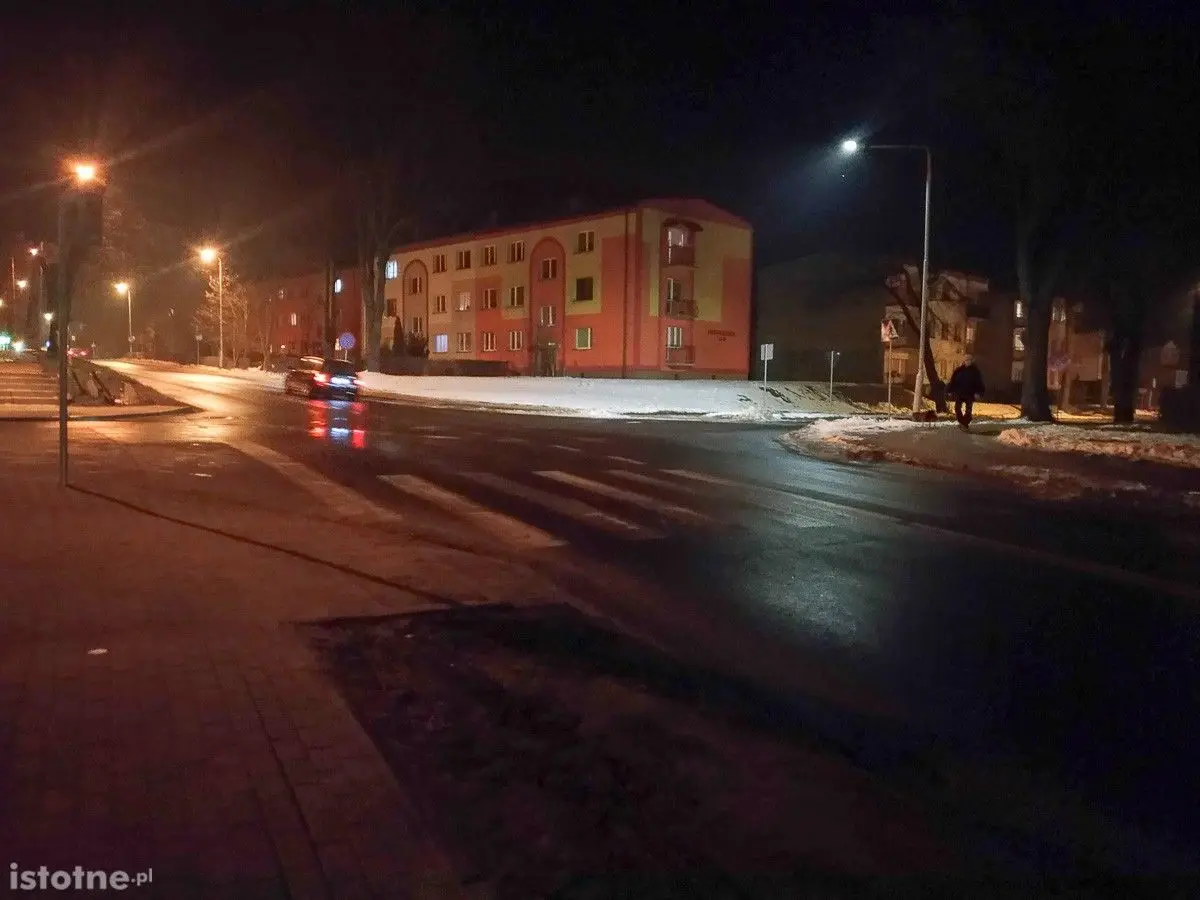 Słabo oświetlone pasy na krzyżówce Podgórna–Tyrankiewiczów. „Naprawdę strach”