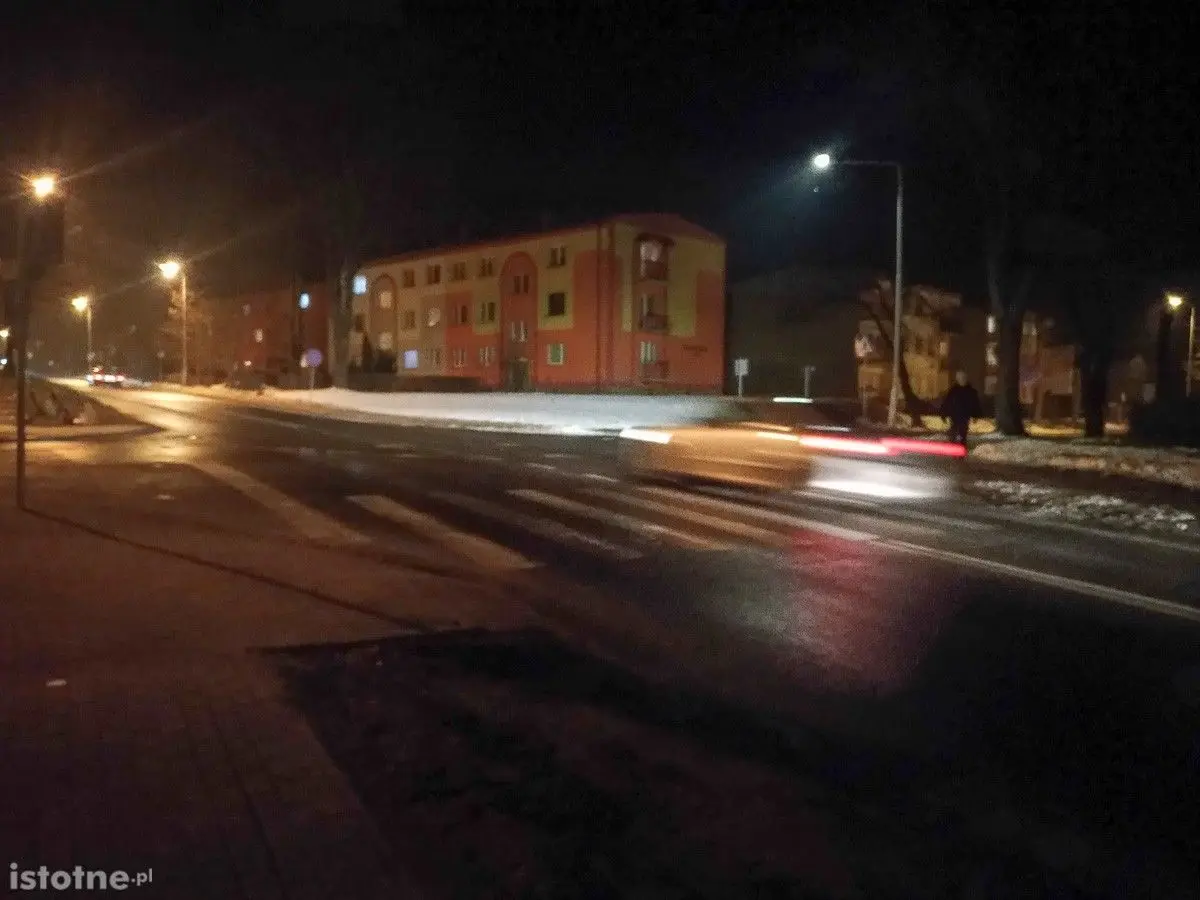 Słabo oświetlone pasy na krzyżówce Podgórna–Tyrankiewiczów. „Naprawdę strach”