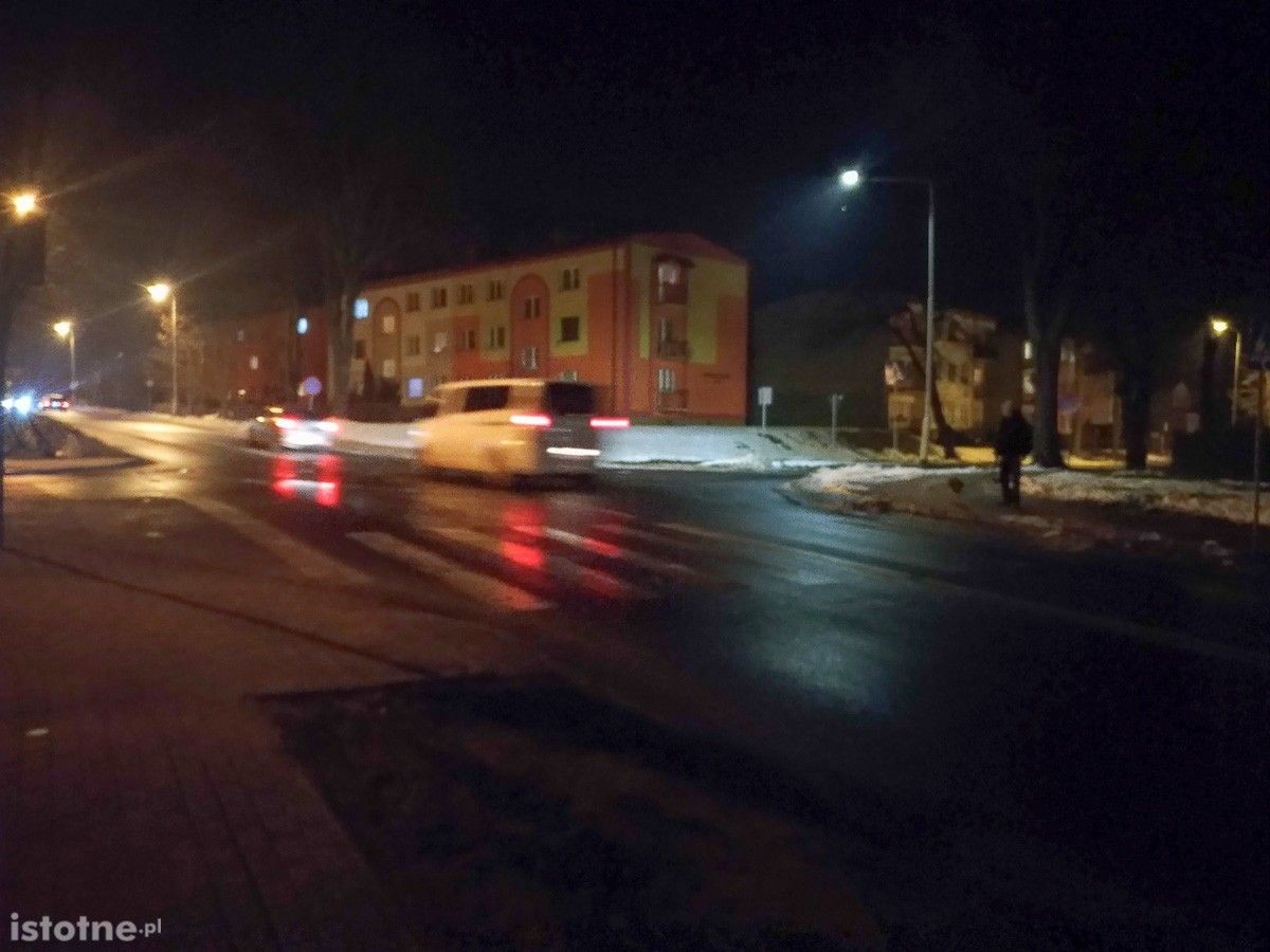 Słabo oświetlone pasy na krzyżówce Podgórna–Tyrankiewiczów. „Naprawdę strach”