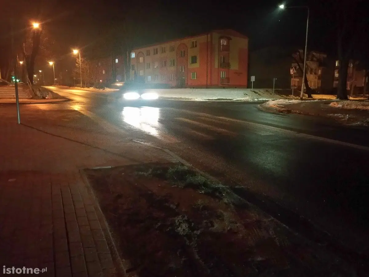Słabo oświetlone pasy na krzyżówce Podgórna–Tyrankiewiczów. „Naprawdę strach”
