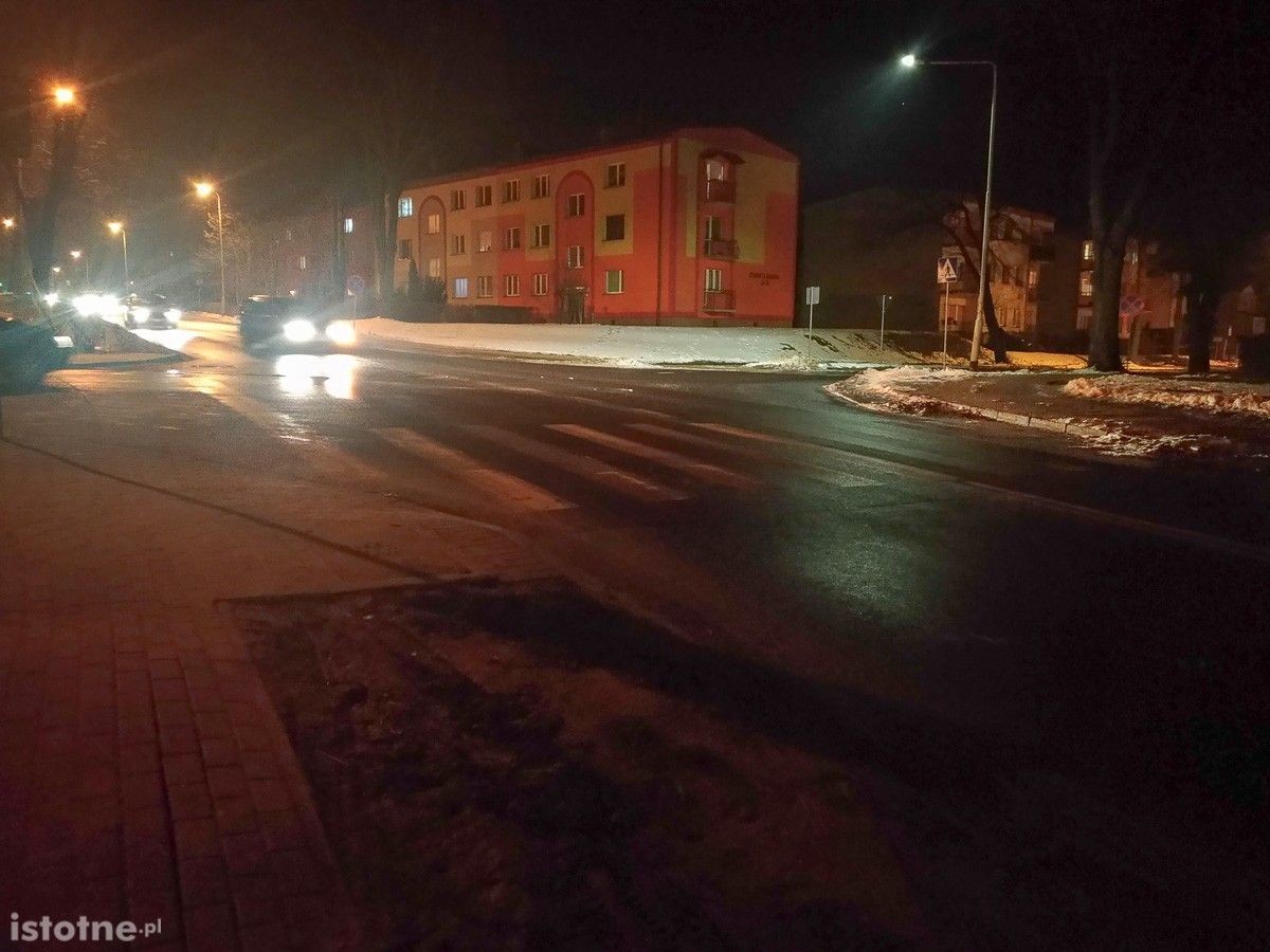 Słabo oświetlone pasy na krzyżówce Podgórna–Tyrankiewiczów. „Naprawdę strach”