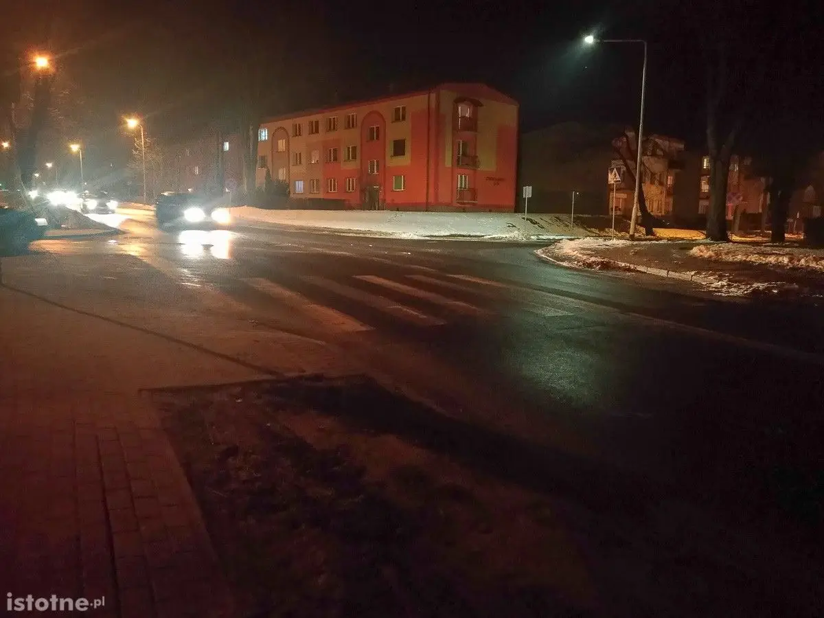 Słabo oświetlone pasy na krzyżówce Podgórna–Tyrankiewiczów. „Naprawdę strach”