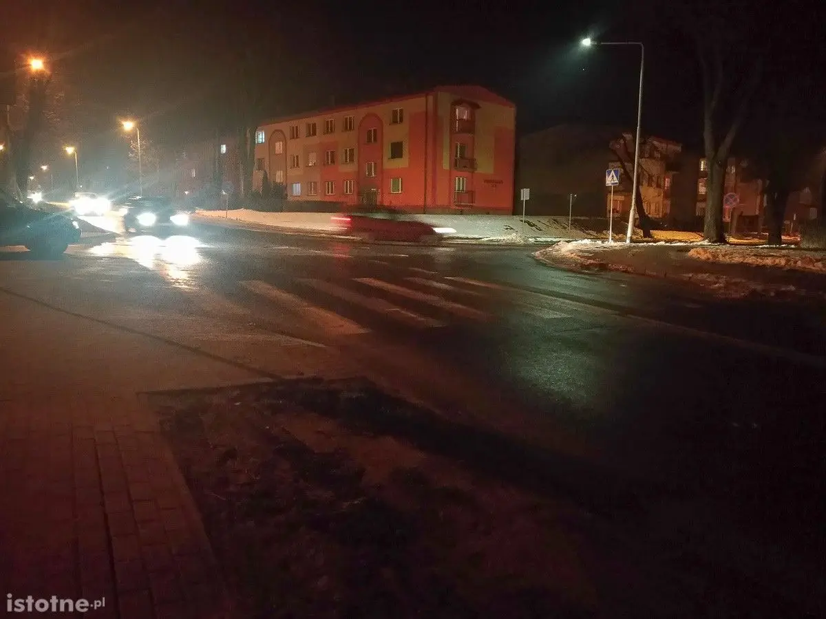 Słabo oświetlone pasy na krzyżówce Podgórna–Tyrankiewiczów. „Naprawdę strach”