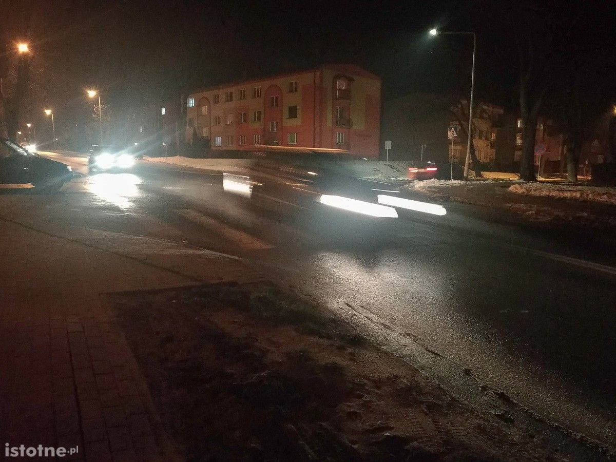 Słabo oświetlone pasy na krzyżówce Podgórna–Tyrankiewiczów. „Naprawdę strach”