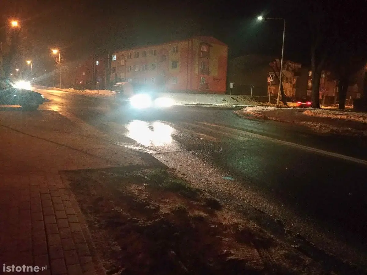 Słabo oświetlone pasy na krzyżówce Podgórna–Tyrankiewiczów. „Naprawdę strach”