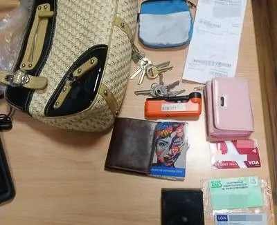 Zostawiła w autobusie torebkę. Przywłaszczyła ją 56-latka