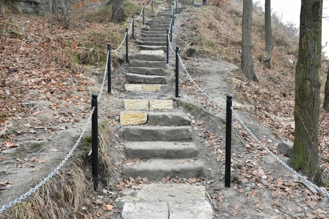 Odnowili Szwajcarię Lwówecką. Ludzie skrytykowali… barierki