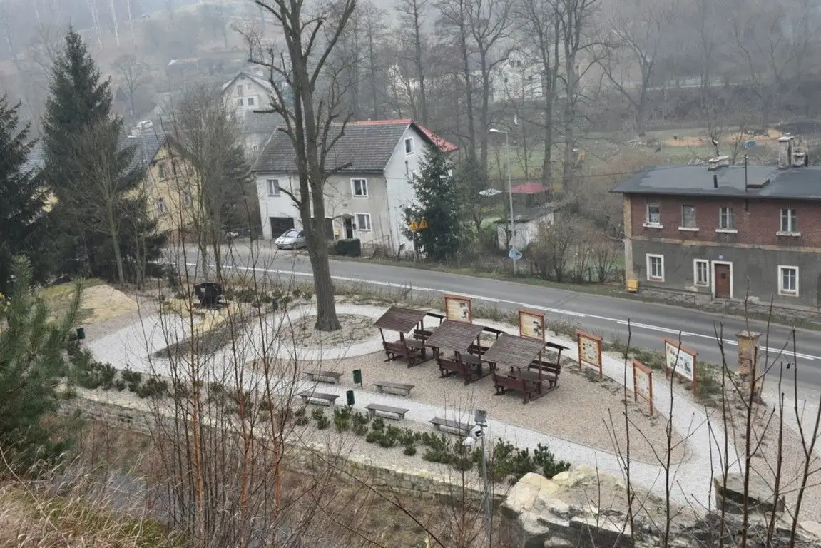 Odnowili Szwajcarię Lwówecką. Ludzie skrytykowali… barierki