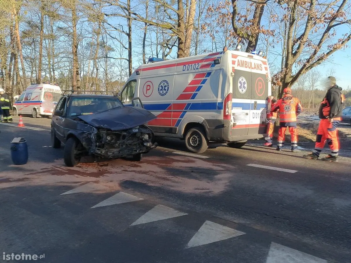 Zderzenie osobówki z karetką pod Kliczkowem. Jeden osoba ranna