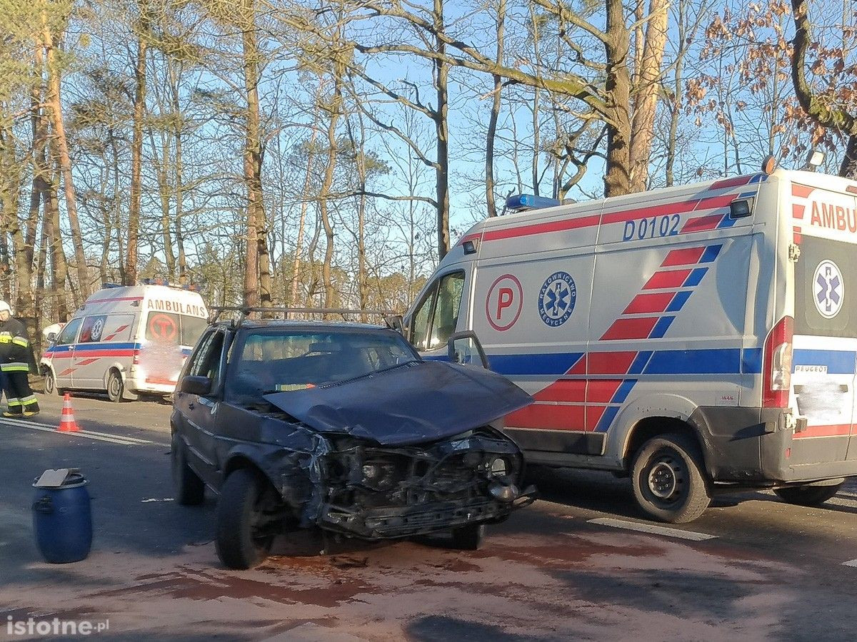 Zderzenie osobówki z karetką pod Kliczkowem. Jeden osoba ranna