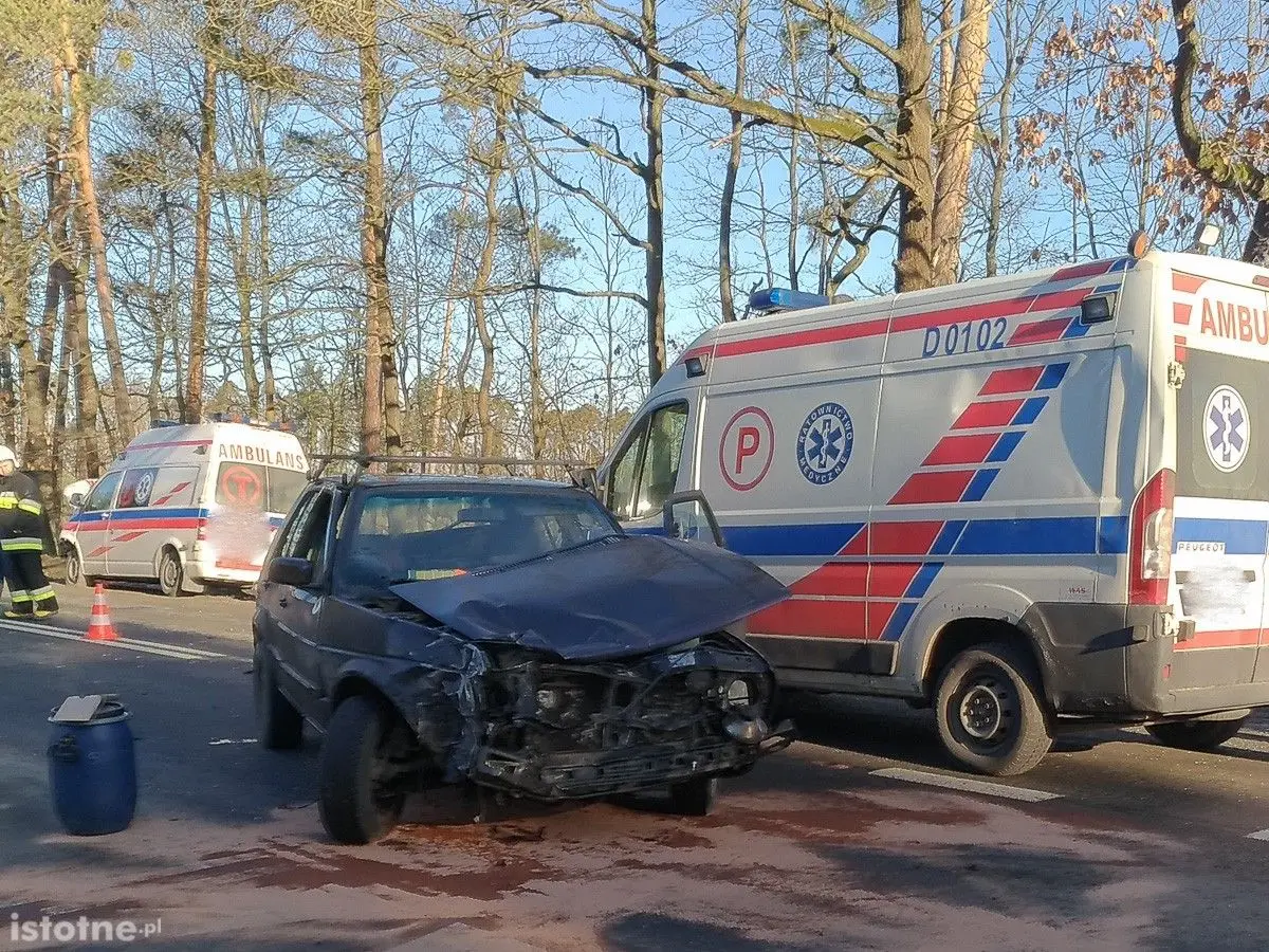 Zderzenie osobówki z karetką pod Kliczkowem. Jeden osoba ranna