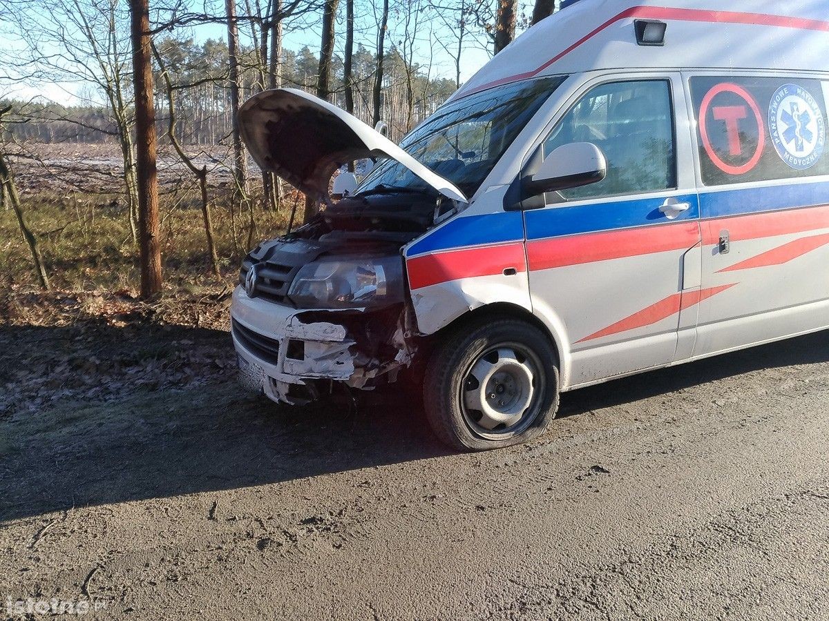 Zderzenie osobówki z karetką pod Kliczkowem. Jeden osoba ranna