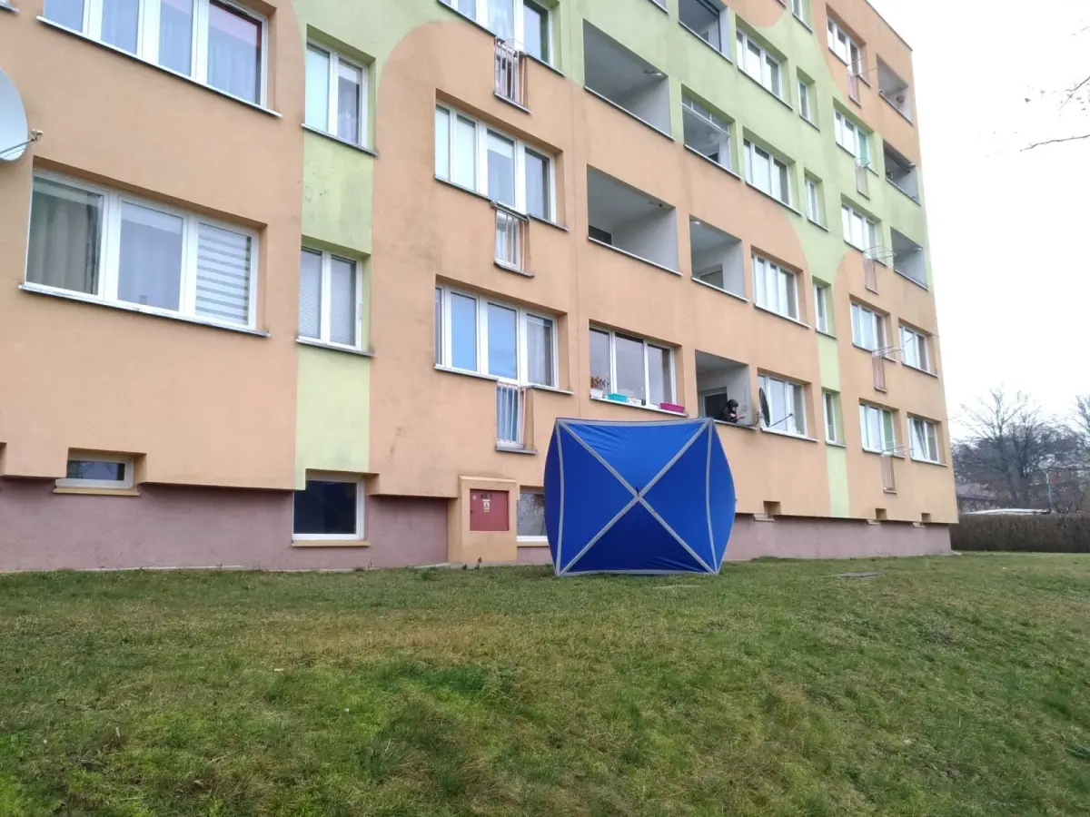 Miejsce przed blokiem, gdzie znaleziono martwe dziecko