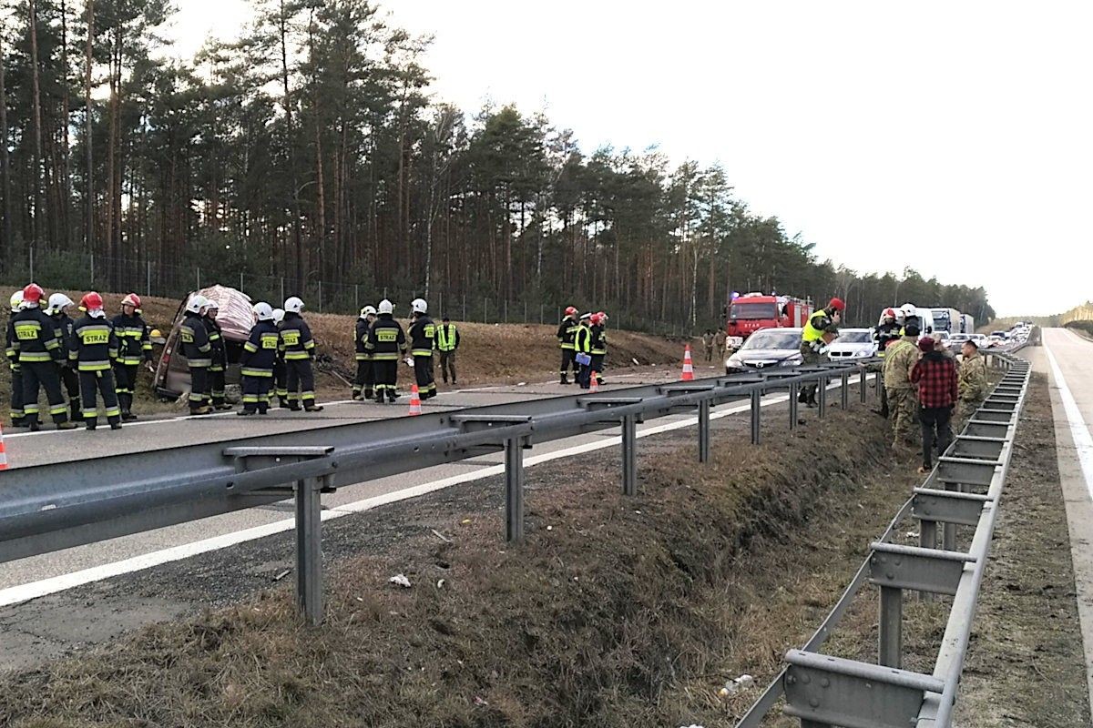 Wypadek busa z Amerykanami na A18. Siedmiu żołnierzy rannych