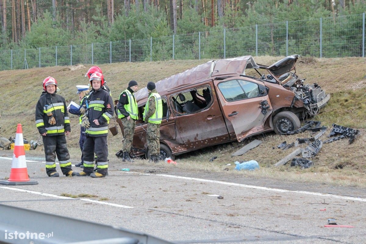 Wypadek busa z Amerykanami na A18. Sześciu żołnierzy rannych