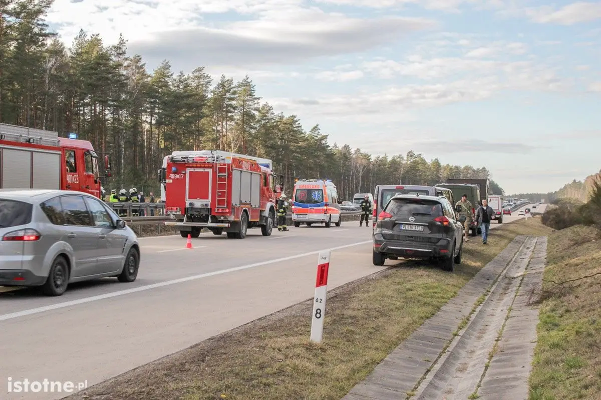 Wypadek busa z Amerykanami na A18. Sześciu żołnierzy rannych