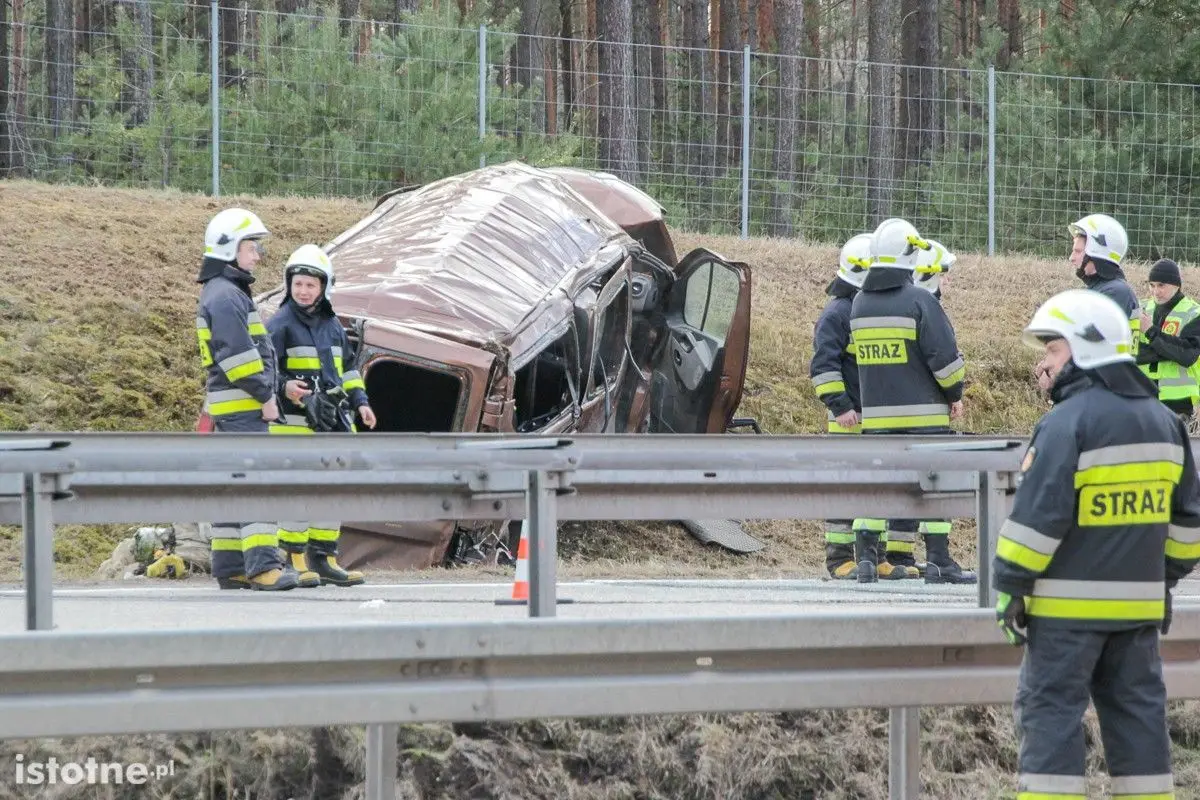 Wypadek busa z Amerykanami na A18. Sześciu żołnierzy rannych