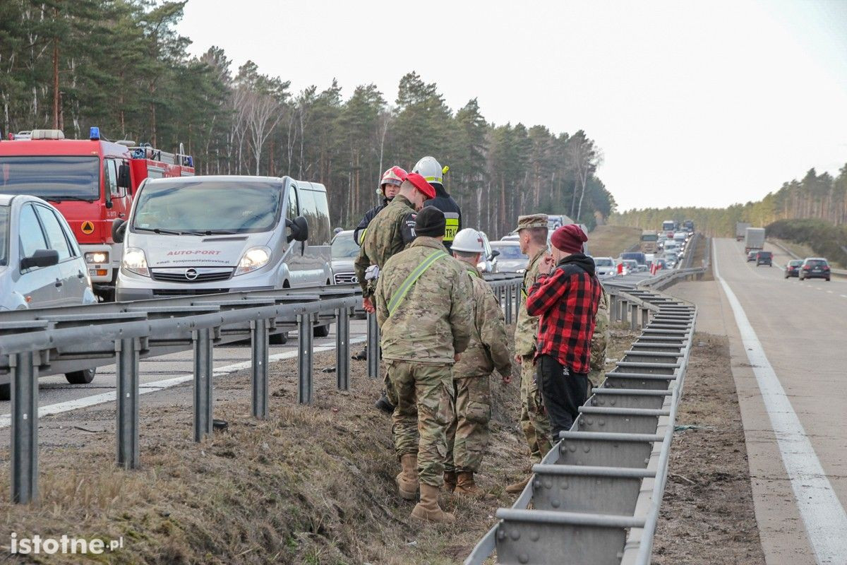 Wypadek busa z Amerykanami na A18. Sześciu żołnierzy rannych
