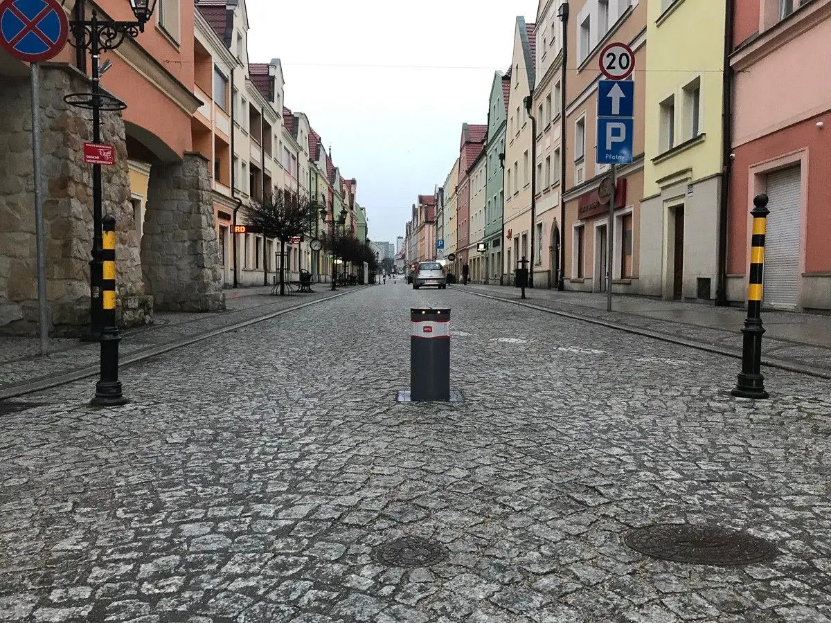 Czytelnik: „piep***ny słup” na Prusa. Mieszka tu jakiś VIP?