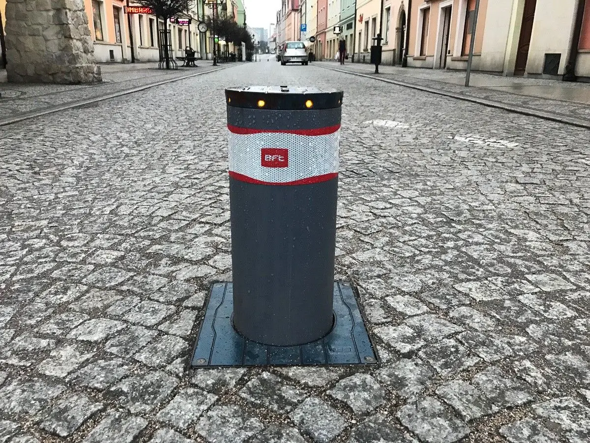 Czytelnik: „piep***ny słup” na Prusa. Mieszka tu jakiś VIP?