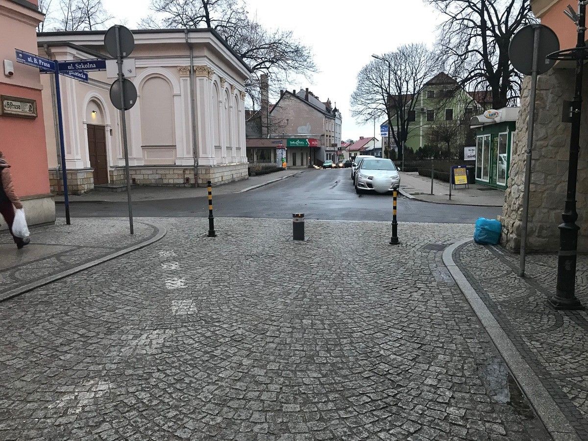 Czytelnik: „piep***ny słup” na Prusa. Mieszka tu jakiś VIP?