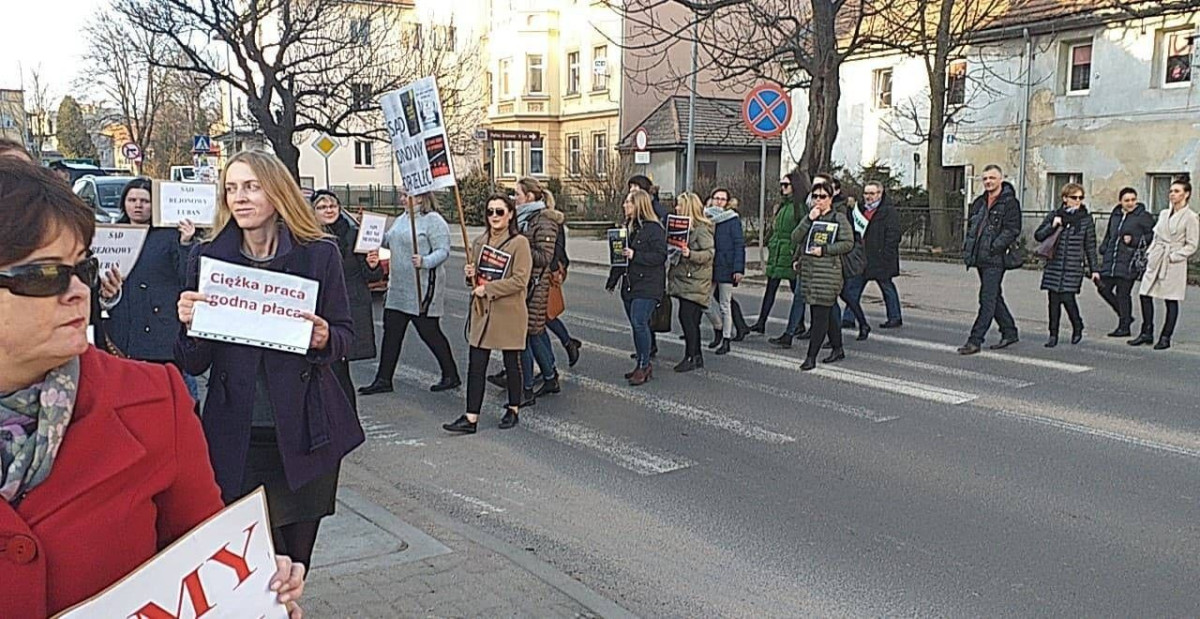 Protest pracowników wymiaru sprawiedliwości w Lwówku Śląskim