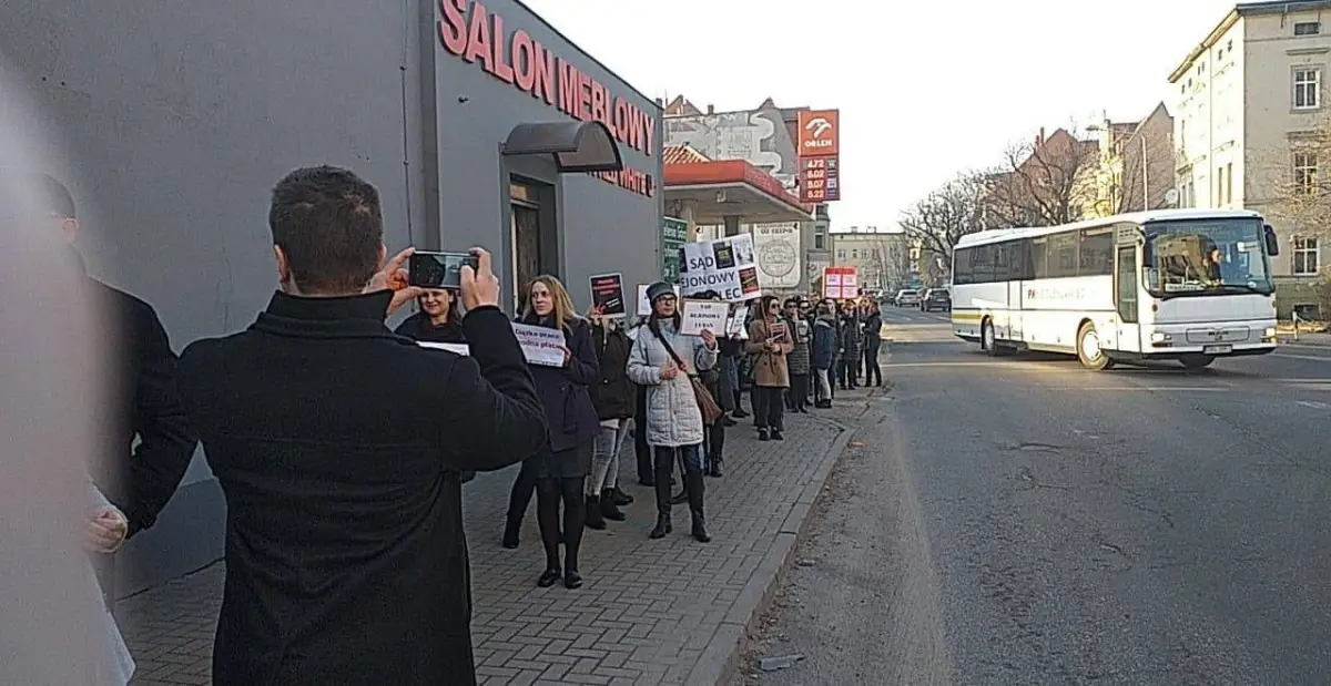 Protest pracowników wymiaru sprawiedliwości w Lwówku Śląskim