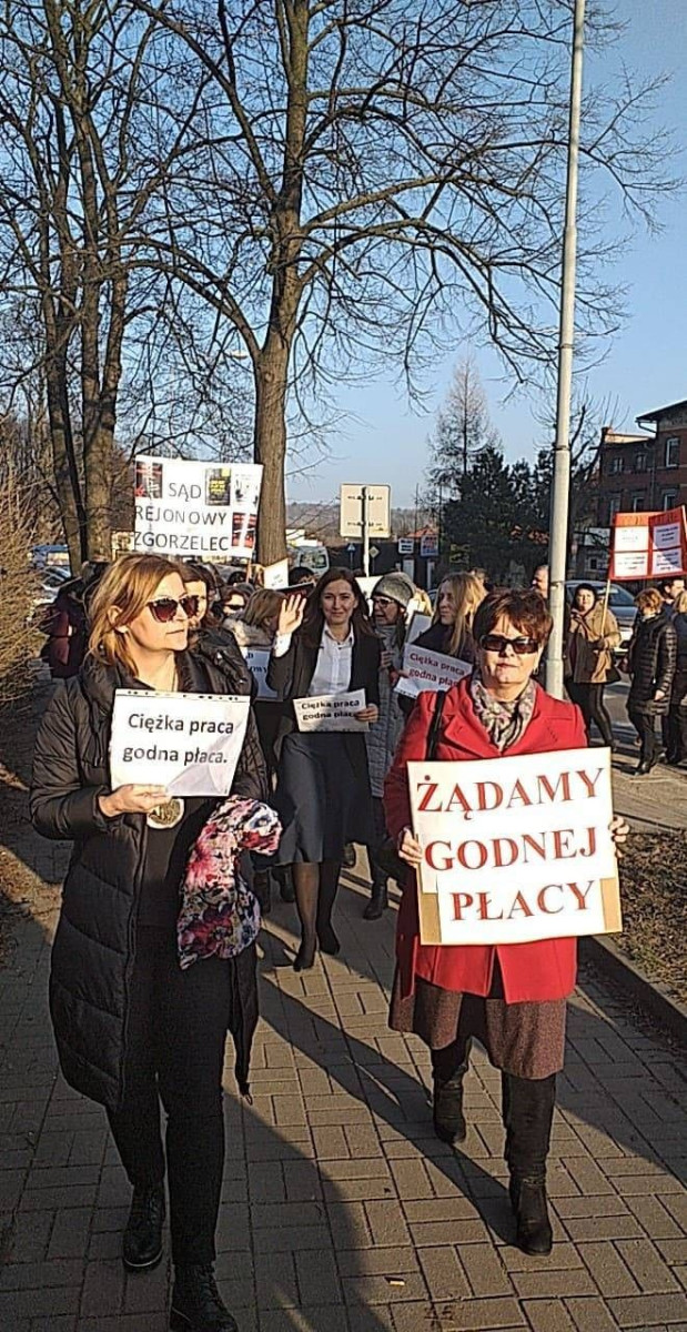 Protest pracowników wymiaru sprawiedliwości w Lwówku Śląskim