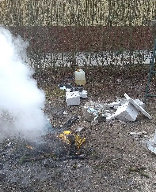 Gryzący problem: bolesławianie nadal spalają śmieci