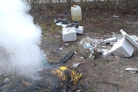 Gryzący problem: bolesławianie nadal spalają śmieci