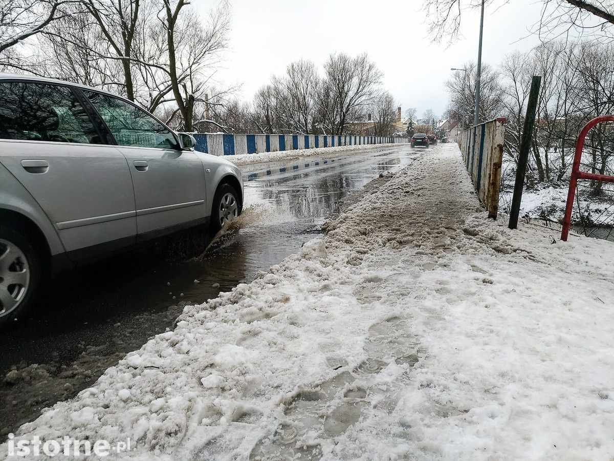 Most na ulicy Mostowej niezadbany podczas zimy