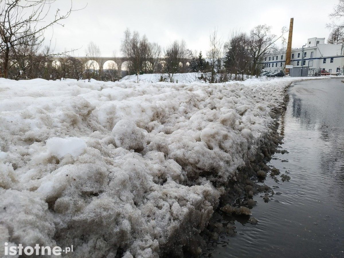 Most na ulicy Mostowej niezadbany podczas zimy