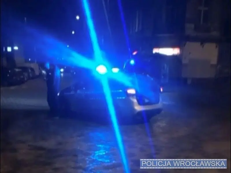 Obława i strzały we Wrocławiu. Uciekali przed mundurowymi, próbowali ich przejechać