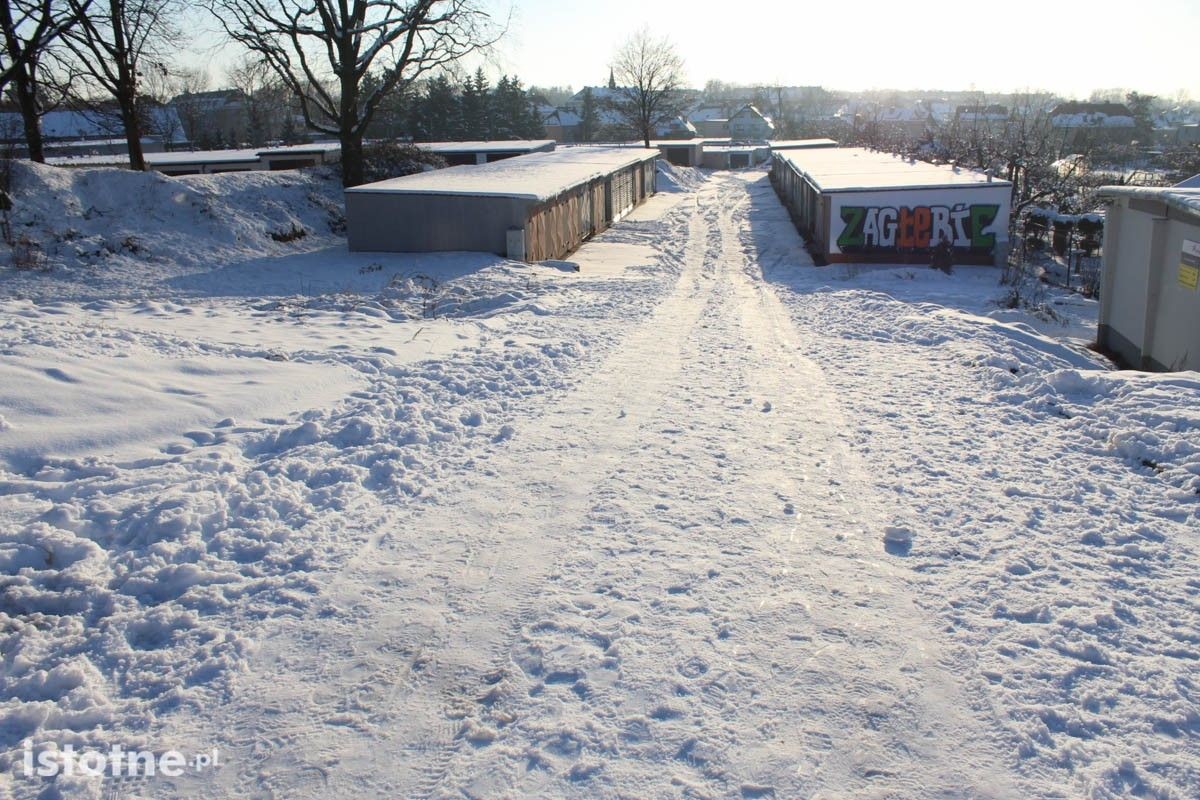 Droga dojazdowa do marketu Dino