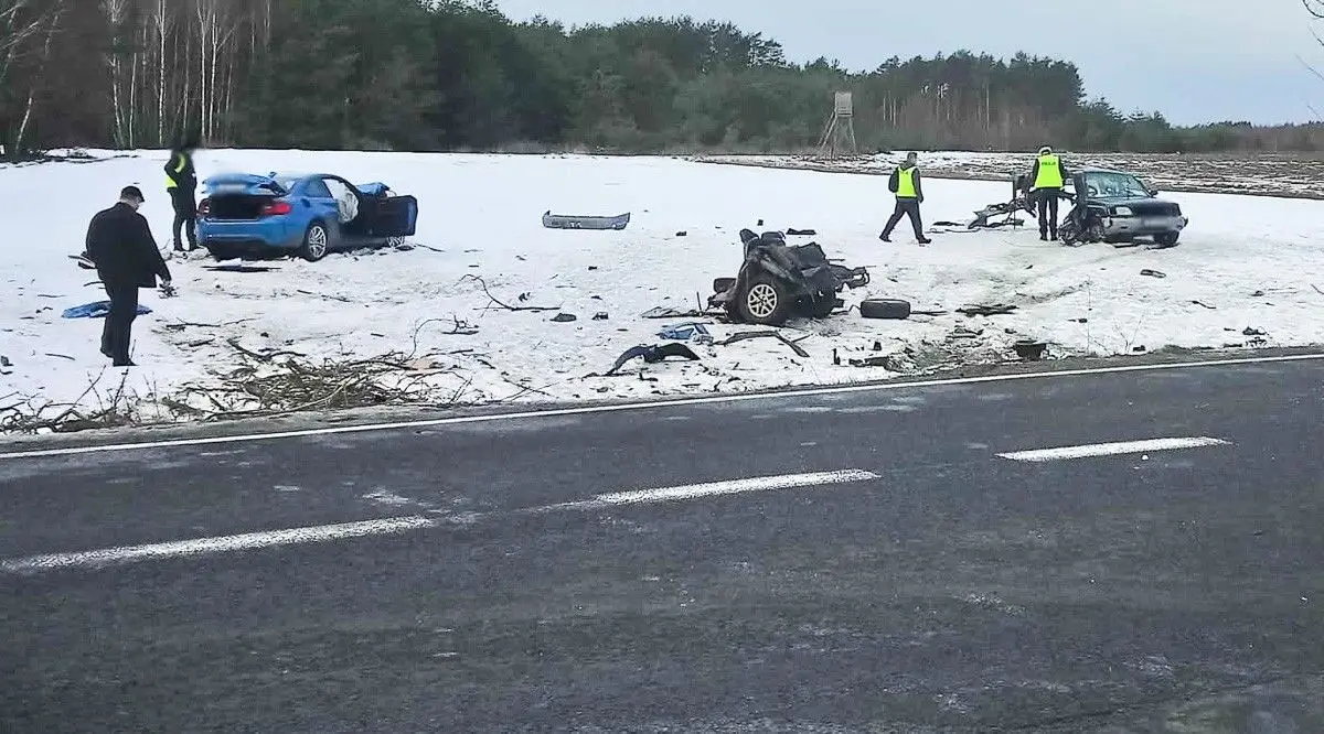 Subaru rozerwane na kawałki. Kobieta zabrana helikopterem do szpitala