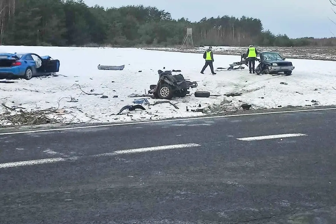 Subaru rozerwane na kawałki. Kobieta zabrana helikopterem do szpitala